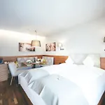 Quality Hosts Arlberg - Laerchenhof