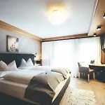 Quality Hosts Arlberg - Laerchenhof *